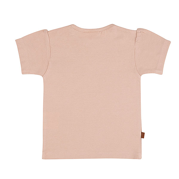 Dit lieve t-shirtje Bloom in de zachte tint Rose Smoke komt uit de Summer Flowers collectie van Frogs and Dogs. Op de voorkant prijkt een schattige print van drie bloemetjes, wat het shirtje een speelse en zomerse uitstraling geeft.
