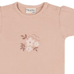 Dit lieve t-shirtje Bloom in de zachte tint Rose Smoke komt uit de Summer Flowers collectie van Frogs and Dogs. Op de voorkant prijkt een schattige print van drie bloemetjes, wat het shirtje een speelse en zomerse uitstraling geeft.