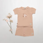 Dit lieve t-shirtje Bloom in de zachte tint Rose Smoke komt uit de Summer Flowers collectie van Frogs and Dogs. Op de voorkant prijkt een schattige print van drie bloemetjes, wat het shirtje een speelse en zomerse uitstraling geeft.