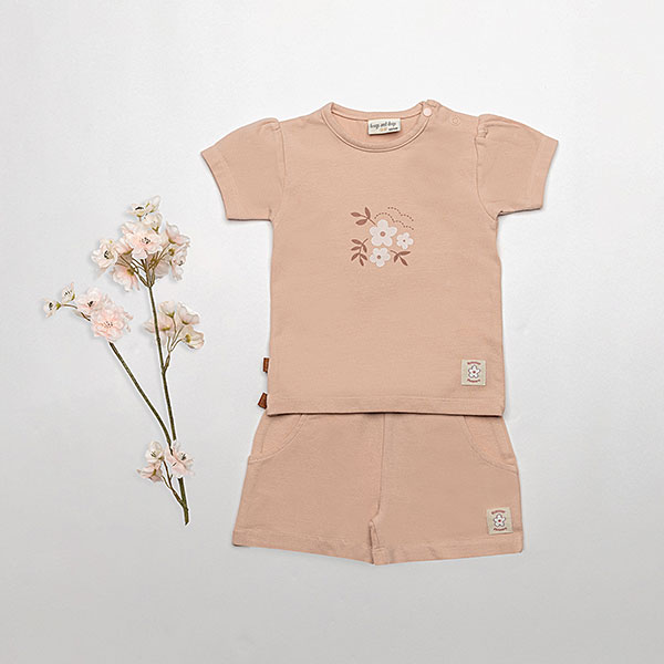 Dit lieve t-shirtje Bloom in de zachte tint Rose Smoke komt uit de Summer Flowers collectie van Frogs and Dogs. Op de voorkant prijkt een schattige print van drie bloemetjes, wat het shirtje een speelse en zomerse uitstraling geeft.