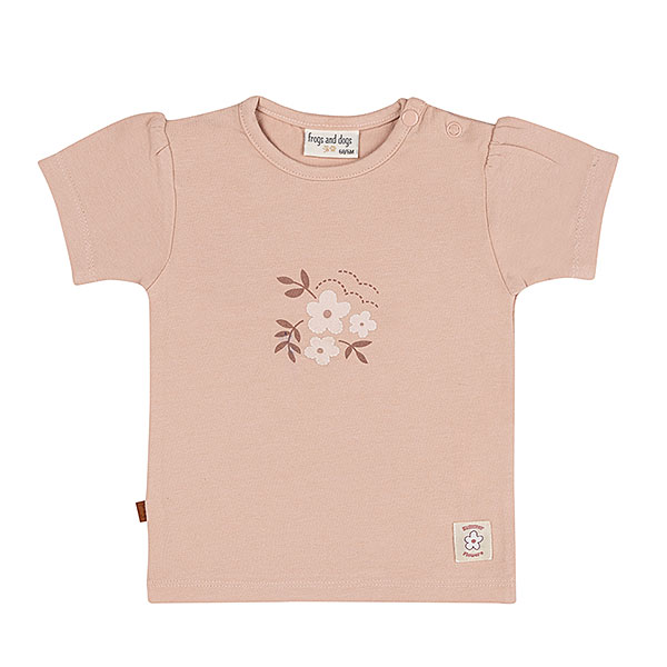 Dit lieve t-shirtje Bloom in de zachte tint Rose Smoke komt uit de Summer Flowers collectie van Frogs and Dogs. Op de voorkant prijkt een schattige print van drie bloemetjes, wat het shirtje een speelse en zomerse uitstraling geeft.