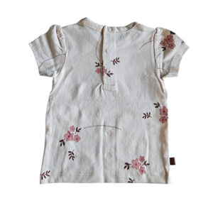 Dit lieve t-shirtje Flo in de zachte tint White Alyssum komt uit de Summer Flowers collectie van Frogs and Dogs. Het t-shirtje heeft een all-over print van bloemetjes. Op de voorzijde zitten 2 doorzichtige bloemknoopjes voor de sier. Op de achterzijde zit een drukknoop sluiting. Dit shirtje is een showmodel. Nooit aangehad het is een ontwerp design vandaar dat het als 2e hands verkocht wordt. 