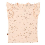 Dit lieve t-shirtje in de zachte tint Pale Dogwood komt uit de Love Garden-collectie van Frogs and Dogs. Het t-shirtje heeft een charmante all-over print van kleine bloemetjes in de warme kleur Burlwood (bruin). De speelse ruffle-rand op de schouders geeft het t-shirtje een extra vrolijke touch. Aan de achterkant zorgt een handige sluiting met drie drukknoopjes voor gemakkelijk aan- en uittrekken. De mouwtjes en onderkant zijn netjes omgezoomd voor een mooie afwerking.