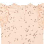 Dit lieve t-shirtje in de zachte tint Pale Dogwood komt uit de Love Garden-collectie van Frogs and Dogs. Het t-shirtje heeft een charmante all-over print van kleine bloemetjes in de warme kleur Burlwood (bruin). De speelse ruffle-rand op de schouders geeft het t-shirtje een extra vrolijke touch. Aan de achterkant zorgt een handige sluiting met drie drukknoopjes voor gemakkelijk aan- en uittrekken. De mouwtjes en onderkant zijn netjes omgezoomd voor een mooie afwerking.