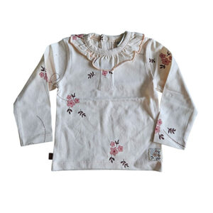 Lief t-shirtje Flo met lange mouw in de zachte tint White Alyssum uit de Summer Flowers-collectie van Frogs and Dogs. Voorzien van een all-over bloemetjesprint in roze en burlwood, een sierlijke rufflerand bij de hals en een praktische drukknoopsluiting op de achterkant. Netjes omgezoomd voor een verzorgde afwerking. Comfortabel en perfect voor zonnige dagen!