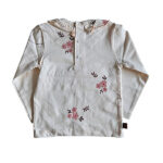 Lief t-shirtje Flo met lange mouw in de zachte tint White Alyssum uit de Summer Flowers-collectie van Frogs and Dogs. Voorzien van een all-over bloemetjesprint in roze en burlwood, een sierlijke rufflerand bij de hals en een praktische drukknoopsluiting op de achterkant. Netjes omgezoomd voor een verzorgde afwerking. Comfortabel en perfect voor zonnige dagen!