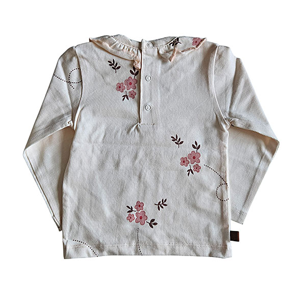 Lief t-shirtje Flo met lange mouw in de zachte tint White Alyssum uit de Summer Flowers-collectie van Frogs and Dogs. Voorzien van een all-over bloemetjesprint in roze en burlwood, een sierlijke rufflerand bij de hals en een praktische drukknoopsluiting op de achterkant. Netjes omgezoomd voor een verzorgde afwerking. Comfortabel en perfect voor zonnige dagen!