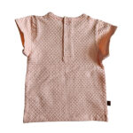 Dit lieve Bubble t-shirtje met korte mouwen in een zachte zalmroze kleur komt uit de Summer Flowers collectie van Frogs and Dogs. Het shirtje is gemaakt van een fijne, luchtige stof met een speels bubbeltjespatroon, wat zorgt voor een subtiele textuur en een extra schattige uitstraling. Een sierlijk strikje op de halsrand aan de voorzijde voegt een charmante en verfijnde touch toe. De gezoomde randen van de mouwtjes zijn afgewerkt met een elegant kanten randje, wat het geheel een romantisch en lieflijk karakter geeft. Aan de achterzijde is een handige drukknoopsluiting aangebracht, zodat het t-shirtje gemakkelijk aan- en uitgetrokken kan worden.