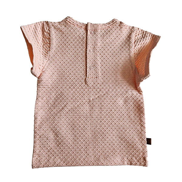 Dit lieve Bubble t-shirtje met korte mouwen in een zachte zalmroze kleur komt uit de Summer Flowers collectie van Frogs and Dogs. Het shirtje is gemaakt van een fijne, luchtige stof met een speels bubbeltjespatroon, wat zorgt voor een subtiele textuur en een extra schattige uitstraling. Een sierlijk strikje op de halsrand aan de voorzijde voegt een charmante en verfijnde touch toe. De gezoomde randen van de mouwtjes zijn afgewerkt met een elegant kanten randje, wat het geheel een romantisch en lieflijk karakter geeft. Aan de achterzijde is een handige drukknoopsluiting aangebracht, zodat het t-shirtje gemakkelijk aan- en uitgetrokken kan worden.