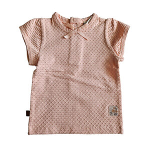 Dit lieve Bubble t-shirtje met korte mouwen in een zachte zalmroze kleur komt uit de Summer Flowers collectie van Frogs and Dogs. Het shirtje is gemaakt van een fijne, luchtige stof met een speels bubbeltjespatroon, wat zorgt voor een subtiele textuur en een extra schattige uitstraling. Een sierlijk strikje op de halsrand aan de voorzijde voegt een charmante en verfijnde touch toe. De gezoomde randen van de mouwtjes zijn afgewerkt met een elegant kanten randje, wat het geheel een romantisch en lieflijk karakter geeft. Aan de achterzijde is een handige drukknoopsluiting aangebracht, zodat het t-shirtje gemakkelijk aan- en uitgetrokken kan worden.