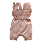 Dit lieve Bubble tuinbroekje met korte pijpjes in zalmroze komt uit de Summer Flowers collectie van Frogs and Dogs. Perfect voor zonnige dagen! Het tuinbroekje is gemaakt van een luchtige stof met een speels bubbeltjespatroon. De schouderbanden zijn afgewerkt met een sierlijk rufflerandje. In de taille zorgt elastiek voor een schattig gerimpeld effect. Het tuinbroekje heeft ingezette stukjes en een handige drukknoopsluiting tussen de beentjes.