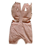 Dit lieve Bubble tuinbroekje met korte pijpjes in zalmroze komt uit de Summer Flowers collectie van Frogs and Dogs. Perfect voor zonnige dagen! Het tuinbroekje is gemaakt van een luchtige stof met een speels bubbeltjespatroon. De schouderbanden zijn afgewerkt met een sierlijk rufflerandje. In de taille zorgt elastiek voor een schattig gerimpeld effect. Het tuinbroekje heeft ingezette stukjes en een handige drukknoopsluiting tussen de beentjes.