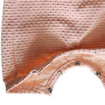 Dit lieve Bubble tuinbroekje met korte pijpjes in zalmroze komt uit de Summer Flowers collectie van Frogs and Dogs. Perfect voor zonnige dagen! Het tuinbroekje is gemaakt van een luchtige stof met een speels bubbeltjespatroon. De schouderbanden zijn afgewerkt met een sierlijk rufflerandje. In de taille zorgt elastiek voor een schattig gerimpeld effect. Het tuinbroekje heeft ingezette stukjes en een handige drukknoopsluiting tussen de beentjes.