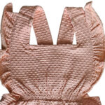 Dit lieve Bubble tuinbroekje met korte pijpjes in zalmroze komt uit de Summer Flowers collectie van Frogs and Dogs. Perfect voor zonnige dagen! Het tuinbroekje is gemaakt van een luchtige stof met een speels bubbeltjespatroon. De schouderbanden zijn afgewerkt met een sierlijk rufflerandje. In de taille zorgt elastiek voor een schattig gerimpeld effect. Het tuinbroekje heeft ingezette stukjes en een handige drukknoopsluiting tussen de beentjes.