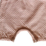 Dit lieve Bubble tuinbroekje met korte pijpjes in zalmroze komt uit de Summer Flowers collectie van Frogs and Dogs. Perfect voor zonnige dagen! Het tuinbroekje is gemaakt van een luchtige stof met een speels bubbeltjespatroon. De schouderbanden zijn afgewerkt met een sierlijk rufflerandje. In de taille zorgt elastiek voor een schattig gerimpeld effect. Het tuinbroekje heeft ingezette stukjes en een handige drukknoopsluiting tussen de beentjes.