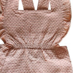 Dit lieve Bubble tuinbroekje met korte pijpjes in zalmroze komt uit de Summer Flowers collectie van Frogs and Dogs. Perfect voor zonnige dagen! Het tuinbroekje is gemaakt van een luchtige stof met een speels bubbeltjespatroon. De schouderbanden zijn afgewerkt met een sierlijk rufflerandje. In de taille zorgt elastiek voor een schattig gerimpeld effect. Het tuinbroekje heeft ingezette stukjes en een handige drukknoopsluiting tussen de beentjes.