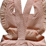 Dit lieve Bubble tuinbroekje met korte pijpjes in zalmroze komt uit de Summer Flowers collectie van Frogs and Dogs. Perfect voor zonnige dagen! Het tuinbroekje is gemaakt van een luchtige stof met een speels bubbeltjespatroon. De schouderbanden zijn afgewerkt met een sierlijk rufflerandje. In de taille zorgt elastiek voor een schattig gerimpeld effect. Het tuinbroekje heeft ingezette stukjes en een handige drukknoopsluiting tussen de beentjes.