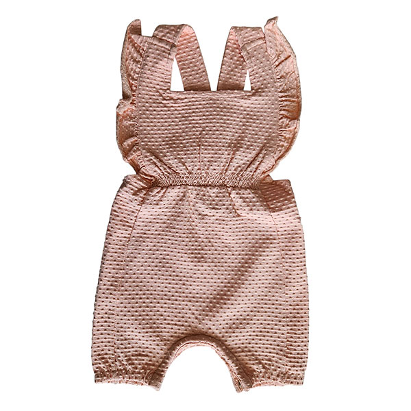 Dit lieve Bubble tuinbroekje met korte pijpjes in zalmroze komt uit de Summer Flowers collectie van Frogs and Dogs. Perfect voor zonnige dagen! Het tuinbroekje is gemaakt van een luchtige stof met een speels bubbeltjespatroon. De schouderbanden zijn afgewerkt met een sierlijk rufflerandje. In de taille zorgt elastiek voor een schattig gerimpeld effect. Het tuinbroekje heeft ingezette stukjes en een handige drukknoopsluiting tussen de beentjes.