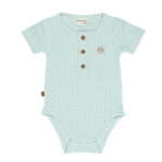 Dit zeegroene rompertje met wafelstructuur komt uit de All Collection van Frogs and Dogs en is ideaal voor de zomer. Het is gemaakt van een zachte stof en heeft korte mouwen. De voorzijde is voorzien van een sluiting met drie knoopjes, en tussen de beentjes zit een drukknoopsluiting. Het rompertje kan los gedragen worden bij warm weer of gecombineerd worden met een vestje op koelere dagen.