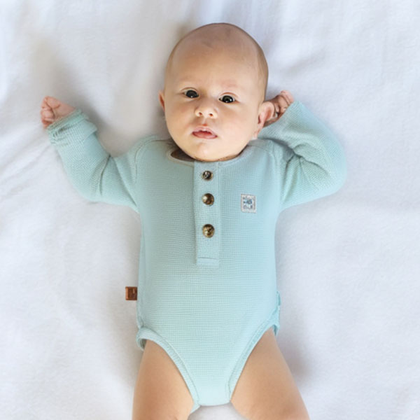Dit zeegroene rompertje met wafelstructuur komt uit de All Collection van Frogs and Dogs en is ideaal voor de zomer. Het is gemaakt van een zachte stof en heeft korte mouwen. De voorzijde is voorzien van een sluiting met drie knoopjes, en tussen de beentjes zit een drukknoopsluiting. Het rompertje kan los gedragen worden bij warm weer of gecombineerd worden met een vestje op koelere dagen.