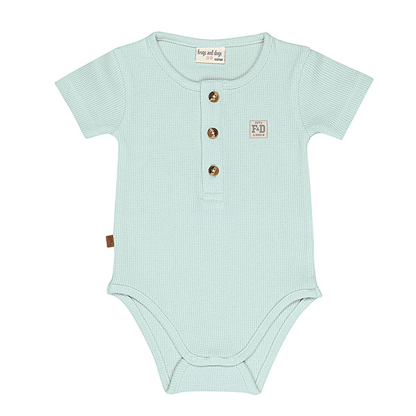 Dit zeegroene rompertje met wafelstructuur komt uit de All Collection van Frogs and Dogs en is ideaal voor de zomer. Het is gemaakt van een zachte stof en heeft korte mouwen. De voorzijde is voorzien van een sluiting met drie knoopjes, en tussen de beentjes zit een drukknoopsluiting. Het rompertje kan los gedragen worden bij warm weer of gecombineerd worden met een vestje op koelere dagen.