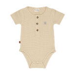 Dit zandkleurige rompertje met wafelstructuur komt uit de All Collection van Frogs and Dogs en is ideaal voor de zomer. Het is gemaakt van een zachte stof en heeft korte mouwen. De voorzijde is voorzien van een sluiting met drie knoopjes, en tussen de beentjes zit een drukknoopsluiting. Het rompertje kan los gedragen worden bij warm weer of gecombineerd worden met een vestje op koelere dagen.