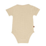 Dit zandkleurige rompertje met wafelstructuur komt uit de All Collection van Frogs and Dogs en is ideaal voor de zomer. Het is gemaakt van een zachte stof en heeft korte mouwen. De voorzijde is voorzien van een sluiting met drie knoopjes, en tussen de beentjes zit een drukknoopsluiting. Het rompertje kan los gedragen worden bij warm weer of gecombineerd worden met een vestje op koelere dagen.