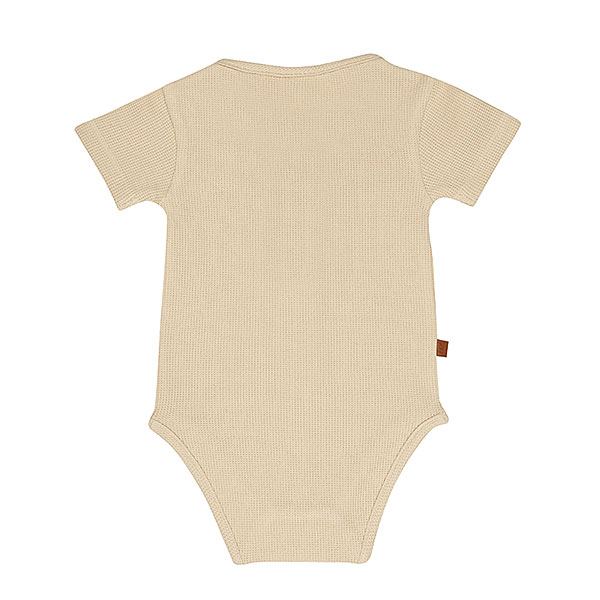 Dit zandkleurige rompertje met wafelstructuur komt uit de All Collection van Frogs and Dogs en is ideaal voor de zomer. Het is gemaakt van een zachte stof en heeft korte mouwen. De voorzijde is voorzien van een sluiting met drie knoopjes, en tussen de beentjes zit een drukknoopsluiting. Het rompertje kan los gedragen worden bij warm weer of gecombineerd worden met een vestje op koelere dagen.