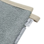 Deze zeegroene badstof washand Boris komt uit de Miffy-collectie van Jollein en is perfect voor dagelijks gebruik. Hij is heerlijk zacht en lief voor het kwetsbare huidje van jouw baby. Dankzij de extra lengte blijft hij goed om je hand zitten. Het washandje heeft een geborduurd gezichtje en 'losse' oortjes. Daarnaast is er een handig lusje om hem op te hangen.