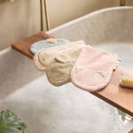 Deze zeegroene badstof washand Boris komt uit de Miffy-collectie van Jollein en is perfect voor dagelijks gebruik. Hij is heerlijk zacht en lief voor het kwetsbare huidje van jouw baby. Dankzij de extra lengte blijft hij goed om je hand zitten. Het washandje heeft een geborduurd gezichtje en 'losse' oortjes. Daarnaast is er een handig lusje om hem op te hangen.