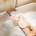 Deze zeegroene badstof washand Boris komt uit de Miffy-collectie van Jollein en is perfect voor dagelijks gebruik. Hij is heerlijk zacht en lief voor het kwetsbare huidje van jouw baby. Dankzij de extra lengte blijft hij goed om je hand zitten. Het washandje heeft een geborduurd gezichtje en 'losse' oortjes. Daarnaast is er een handig lusje om hem op te hangen.