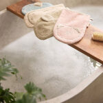 Deze zeegroene badstof washand Boris komt uit de Miffy-collectie van Jollein en is perfect voor dagelijks gebruik. Hij is heerlijk zacht en lief voor het kwetsbare huidje van jouw baby. Dankzij de extra lengte blijft hij goed om je hand zitten. Het washandje heeft een geborduurd gezichtje en 'losse' oortjes. Daarnaast is er een handig lusje om hem op te hangen.