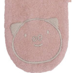 Deze roze badstof washand Knorretje - Grunty komt uit de Miffy-collectie van Jollein en is perfect voor dagelijks gebruik. Hij is heerlijk zacht en lief voor het kwetsbare huidje van jouw baby. Dankzij de extra lengte blijft hij goed om je hand zitten. Het washandje heeft een geborduurd gezichtje en 'losse' oortjes. Daarnaast is er een handig lusje om hem op te hangen.
