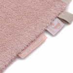 Deze roze badstof washand Knorretje - Grunty komt uit de Miffy-collectie van Jollein en is perfect voor dagelijks gebruik. Hij is heerlijk zacht en lief voor het kwetsbare huidje van jouw baby. Dankzij de extra lengte blijft hij goed om je hand zitten. Het washandje heeft een geborduurd gezichtje en 'losse' oortjes. Daarnaast is er een handig lusje om hem op te hangen.