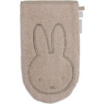 Deze beige badstof washand Nijntje - Miffy komt uit de Miffy-collectie van Jollein en is perfect voor dagelijks gebruik. Hij is heerlijk zacht en lief voor het kwetsbare huidje van jouw baby. Dankzij de extra lengte blijft hij goed om je hand zitten. Het washandje heeft een geborduurd gezichtje en oortjes. Daarnaast is er een handig lusje om hem op te hangen.
