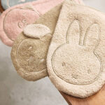 Deze beige badstof washand Nijntje - Miffy komt uit de Miffy-collectie van Jollein en is perfect voor dagelijks gebruik. Hij is heerlijk zacht en lief voor het kwetsbare huidje van jouw baby. Dankzij de extra lengte blijft hij goed om je hand zitten. Het washandje heeft een geborduurd gezichtje en oortjes. Daarnaast is er een handig lusje om hem op te hangen.
