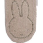 Deze beige badstof washand Nijntje - Miffy komt uit de Miffy-collectie van Jollein en is perfect voor dagelijks gebruik. Hij is heerlijk zacht en lief voor het kwetsbare huidje van jouw baby. Dankzij de extra lengte blijft hij goed om je hand zitten. Het washandje heeft een geborduurd gezichtje en oortjes. Daarnaast is er een handig lusje om hem op te hangen.