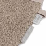 Deze olijfgroene badstof washand Snuffiey komt uit de Miffy-collectie van Jollein en is perfect voor dagelijks gebruik. Hij is heerlijk zacht en lief voor het kwetsbare huidje van jouw baby. Dankzij de extra lengte blijft hij goed om je hand zitten. Het washandje heeft een geborduurd gezichtje en 'losse' oortjes. Daarnaast is er een handig lusje om hem op te hangen.