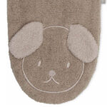 Deze olijfgroene badstof washand Snuffiey komt uit de Miffy-collectie van Jollein en is perfect voor dagelijks gebruik. Hij is heerlijk zacht en lief voor het kwetsbare huidje van jouw baby. Dankzij de extra lengte blijft hij goed om je hand zitten. Het washandje heeft een geborduurd gezichtje en 'losse' oortjes. Daarnaast is er een handig lusje om hem op te hangen.