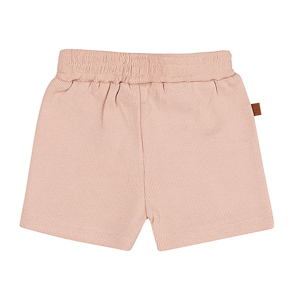 Deze schattige roze korte broek uit de Love Garden-collectie van Frogs and Dogs is een must-have voor elke garderobe. Gemaakt van zachte ribstof en uitgevoerd in een effen kleur, biedt dit broekje zowel stijl als comfort. De elastische tailleband zorgt voor een perfecte pasvorm, terwijl de twee sierknoopjes in hartvorm aan de voorkant een speelse touch toevoegen. De broekspijpjes zijn netjes omgezoomd voor een mooie afwerking.