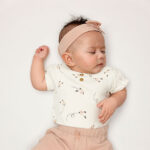 Baby shirtje met bloemenprint en schulpmouwtjes in gebroken wit - Summer Flowers collectie.