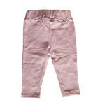 Dit lieve Hearts broekje in de kleur oudroze komt uit de Love Garden babykleding collectie van Frogs and Dogs. Perfect voor zonnige dagen! Het broekje is gemaakt van een luchtige stof. Het heeft een elastische tailleband met een koordje. Aan de voorzijde zitten 2 zakjes met een hartjesknoopje. De pijpjes zijn gezoomd.