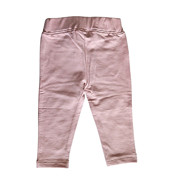 Dit lieve Hearts broekje in de kleur oudroze komt uit de Love Garden babykleding collectie van Frogs and Dogs. Perfect voor zonnige dagen! Het broekje is gemaakt van een luchtige stof. Het heeft een elastische tailleband met een koordje. Aan de voorzijde zitten 2 zakjes met een hartjesknoopje. De pijpjes zijn gezoomd.