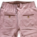 Dit lieve Hearts broekje in de kleur oudroze komt uit de Love Garden babykleding collectie van Frogs and Dogs. Perfect voor zonnige dagen! Het broekje is gemaakt van een luchtige stof. Het heeft een elastische tailleband met een koordje. Aan de voorzijde zitten 2 zakjes met een hartjesknoopje. De pijpjes zijn gezoomd. 