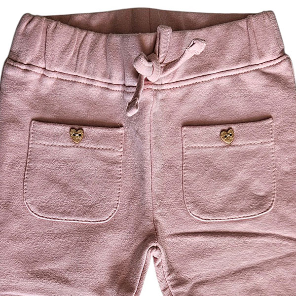 Dit lieve Hearts broekje in de kleur oudroze komt uit de Love Garden babykleding collectie van Frogs and Dogs. Perfect voor zonnige dagen! Het broekje is gemaakt van een luchtige stof. Het heeft een elastische tailleband met een koordje. Aan de voorzijde zitten 2 zakjes met een hartjesknoopje. De pijpjes zijn gezoomd.