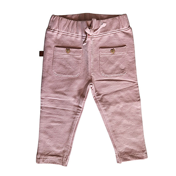 Dit lieve Hearts broekje in de kleur oudroze komt uit de Love Garden babykleding collectie van Frogs and Dogs. Perfect voor zonnige dagen! Het broekje is gemaakt van een luchtige stof. Het heeft een elastische tailleband met een koordje. Aan de voorzijde zitten 2 zakjes met een hartjesknoopje. De pijpjes zijn gezoomd.