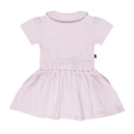 Dit mooie jurkje in de kleur Lavender Fog komt uit de Beautiful Hearts collectie van Frogs and Dogs. Het jurkje heeft een schattig kraagje en een drukknoopsluiting aan de voorzijde. Op het borstzakje prijkt een paars geborduurd hartje. De mouwtjes zijn licht gepoft en het rokje heeft een speelse, gerimpelde zoom. In de taille bevindt zich een elastische rand met een strikje, wat de jurk een extra charmante uitstraling geeft. Het rokje is voorzien van 2 steekzakjes.