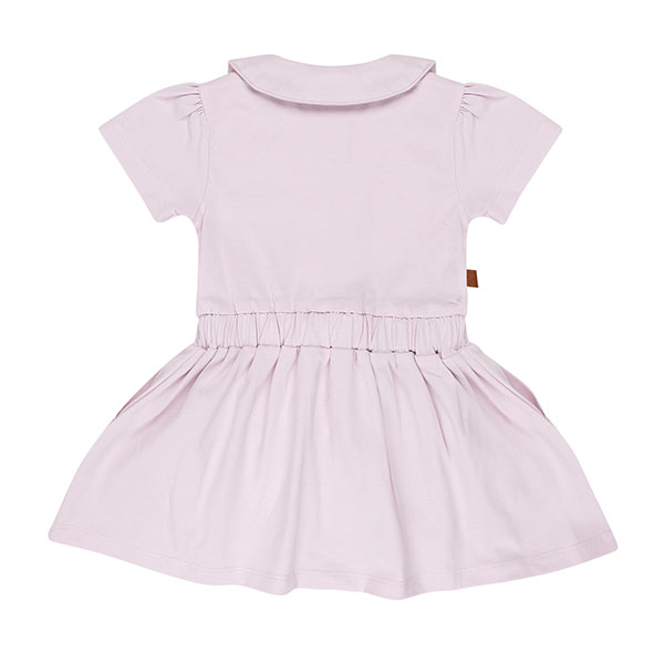 Dit mooie jurkje in de kleur Lavender Fog komt uit de Beautiful Hearts collectie van Frogs and Dogs. Het jurkje heeft een schattig kraagje en een drukknoopsluiting aan de voorzijde. Op het borstzakje prijkt een paars geborduurd hartje. De mouwtjes zijn licht gepoft en het rokje heeft een speelse, gerimpelde zoom. In de taille bevindt zich een elastische rand met een strikje, wat de jurk een extra charmante uitstraling geeft. Het rokje is voorzien van 2 steekzakjes.