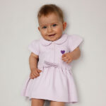 Dit mooie jurkje in de kleur Lavender Fog komt uit de Beautiful Hearts collectie van Frogs and Dogs. Het jurkje heeft een schattig kraagje en een drukknoopsluiting aan de voorzijde. Op het borstzakje prijkt een paars geborduurd hartje. De mouwtjes zijn licht gepoft en het rokje heeft een speelse, gerimpelde zoom. In de taille bevindt zich een elastische rand met een strikje, wat de jurk een extra charmante uitstraling geeft. Het rokje is voorzien van 2 steekzakjes.