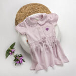 Dit mooie jurkje in de kleur Lavender Fog komt uit de Beautiful Hearts collectie van Frogs and Dogs. Het jurkje heeft een schattig kraagje en een drukknoopsluiting aan de voorzijde. Op het borstzakje prijkt een paars geborduurd hartje. De mouwtjes zijn licht gepoft en het rokje heeft een speelse, gerimpelde zoom. In de taille bevindt zich een elastische rand met een strikje, wat de jurk een extra charmante uitstraling geeft. Het rokje is voorzien van 2 steekzakjes.